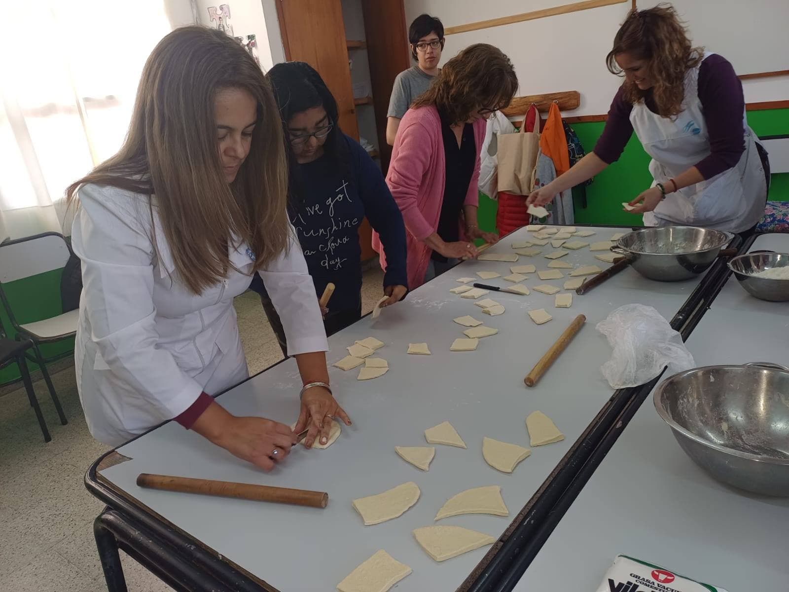 Docentes preparando tortafritas en la sede